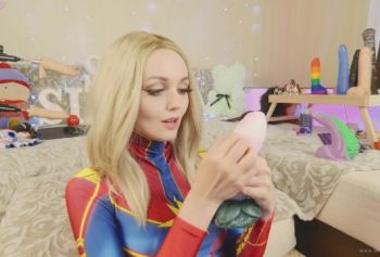 Опытная девушка дивитися рорно в костюме Капитан Марвел тестирует новые Секс-игрушки