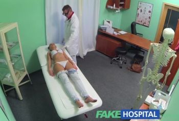 Фейковый госпиталь порно онлайн – Брюнетка возвращается в офис доктора