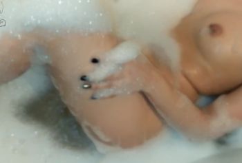 Любит купать русское порно ххх в ванной и играть со своей пусей))