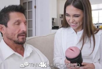 TINY4k - якісне порно Падчерица Райли Рейд использует подарок на день отца со своим отчимом
