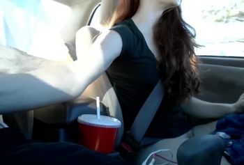 Рисковый публичный секис хэндджоб и кончание в рот рыжей девушке в машине