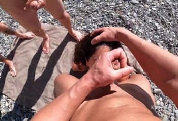 Пустили по порно русское женщина сиськи кругу девку на публичном пляже . Двойной вагинал и буккаке