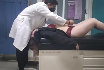 Неверная жена русское порно видео волосатые идет к нему в офис и в конечном итоге трахает доктора
