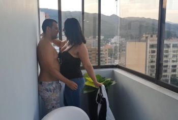 Трахаюсь на порно над русской балконе на глазах у всех соседей
