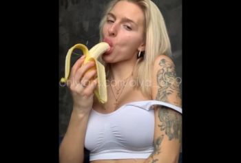 Сексуальная блондинка порево дома с огромной грудью соблазняет и ест банан