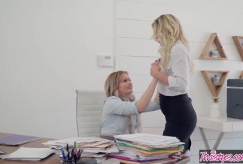 Секси босс опа порно Kenzie Taylor отшлёпала свою новую ассистентку Britney Light